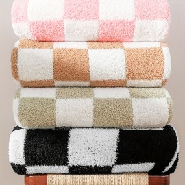 ベッド、ソファ、オフィス用の1枚の柔らかいフェザーヤーンで編まれたチェッカーボード柄の暖かいスローブランケット