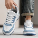 メンズカジュアルスニーカー - ホワイト＆ブルーの厚底レースアップミッドトップシューズ、ラウンドトゥ、PUアッパー＆ゴムソールで快適なオールシーズン履き心地、おしゃれなレースアップ | ファブリックライニング