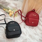 スタイリッシュな女性用ミニバックパック - かわいい文字デザイン、多機能PVCショルダーバッグ、調節可能ストラップ付き、ブラック＆レッドのオプション、コンパクトでファッショナブルな日常使い、毎日のバックパック | ミニマリストバックパック | テクスチャードフィニッシュ、旅行用バックパック