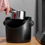 ショック吸収デザイン、取り外し可能なノックバー、滑り止めベース付きの丸いプラスチックエスプレッソノックボックス、簡単なコーヒーグラウンド処分用
