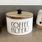 コーヒーフィルタ用の木製コンテナ、蓋付きで、ファームハウス調のデザインで、フィルタを収納し、ファームハウス調のコーヒーバーデコレーションを実現できます。