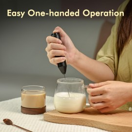 電動ミルク泡立て器、ハンドヘルド、電池式泡立て器泡立て器、コーヒー、カプチーノ、ラテ、フラッペ、抹茶、ホットチョコレート、キッチンアクセサリー用ミニドリンクミキサー (ブラック) (電池は含まれません)
